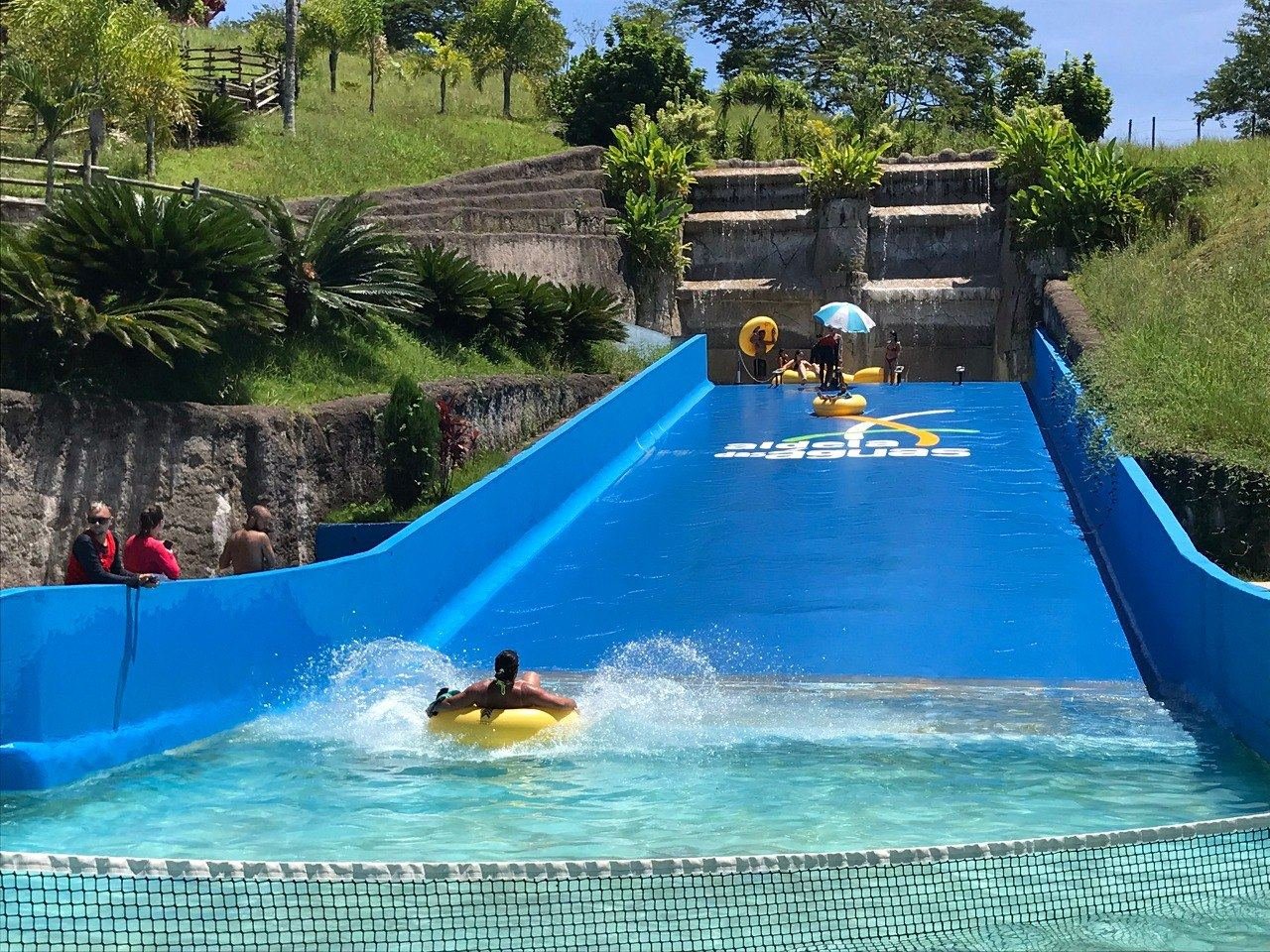 Visitante descendo a Rampa Yuppie em uma boia